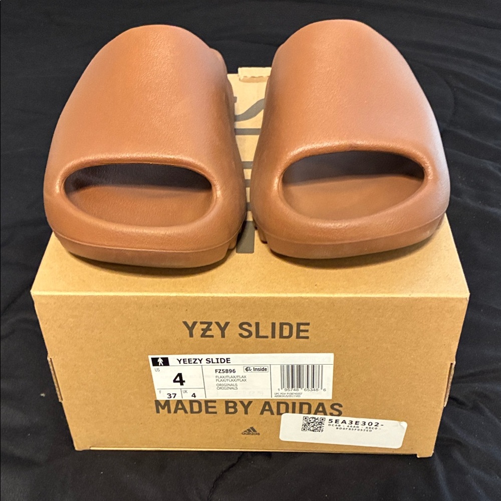 🎀 Yeezy Slides {adidas} 🎀